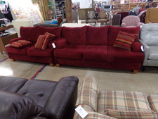 BURGANDY COUCH AND LOVESEAT.  comes with throw pillows.
$495.00