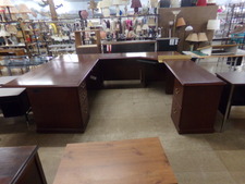 EXECUTIVE WORK STATION.  7 x 10 feet space required.  Has lock/keyed file drawers, a corner keyboard station and more.  Cherry wood look
$815.00